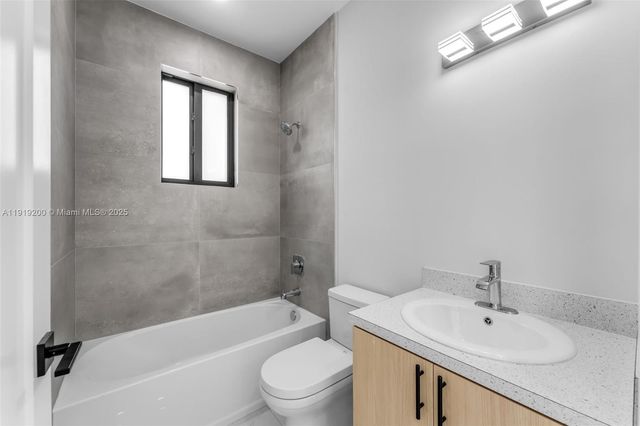 12381 SW 220th St, Miami, FL 33170