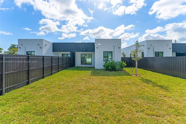 12381 SW 220th St, Miami, FL 33170