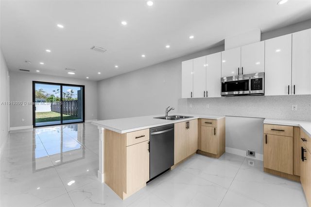 12381 SW 220th St, Miami, FL 33170