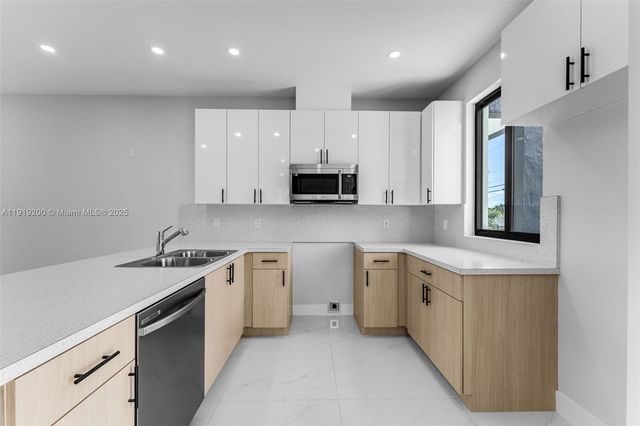 12381 SW 220th St, Miami, FL 33170