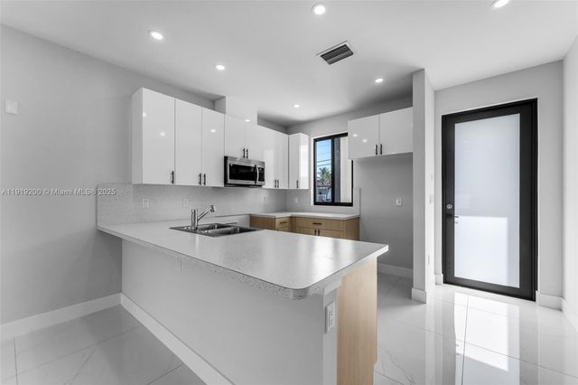 12381 SW 220th St, Miami, FL 33170