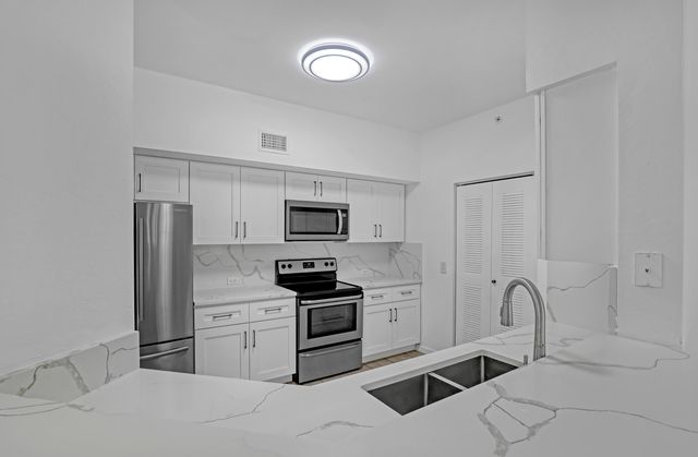 340 Crestwood Circle 302, Royal Palm Beach, FL 33411