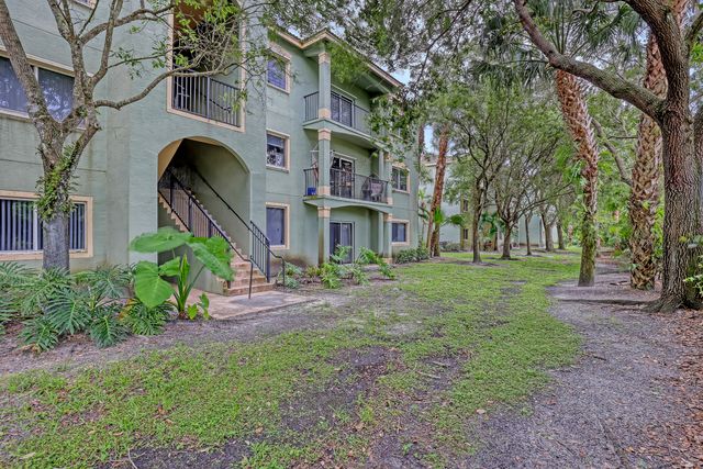 340 Crestwood Circle 302, Royal Palm Beach, FL 33411