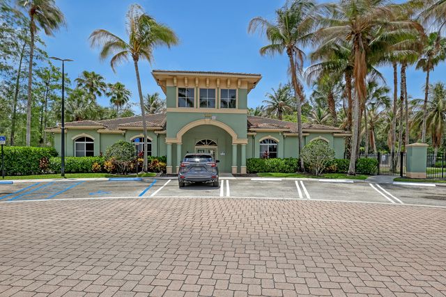 340 Crestwood Circle 302, Royal Palm Beach, FL 33411