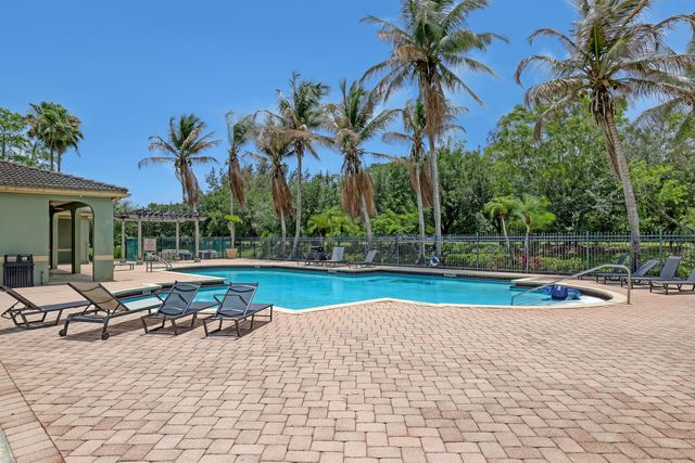 340 Crestwood Circle 302, Royal Palm Beach, FL 33411
