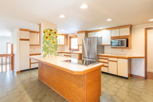 16 Meltiah Rd, Falmouth, MA 02540