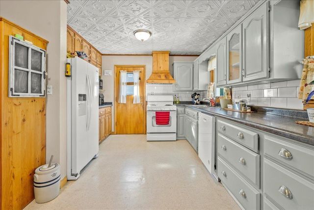 132 Desoto Avenue, Waterloo, IA 50701