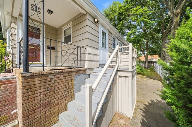 33 Fairchild Ave, Saugus, MA 01906