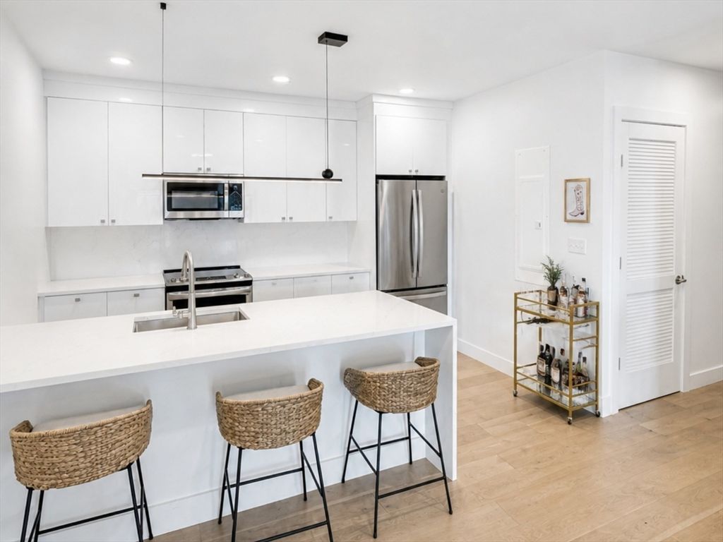 654 East Broadway 404, Boston, MA 02127