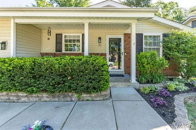 32 Oak Knoll Drive, St Peters, MO 63376