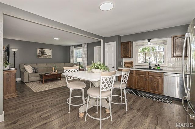 32 Oak Knoll Drive, St Peters, MO 63376