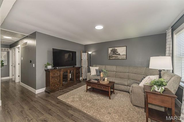 32 Oak Knoll Drive, St Peters, MO 63376