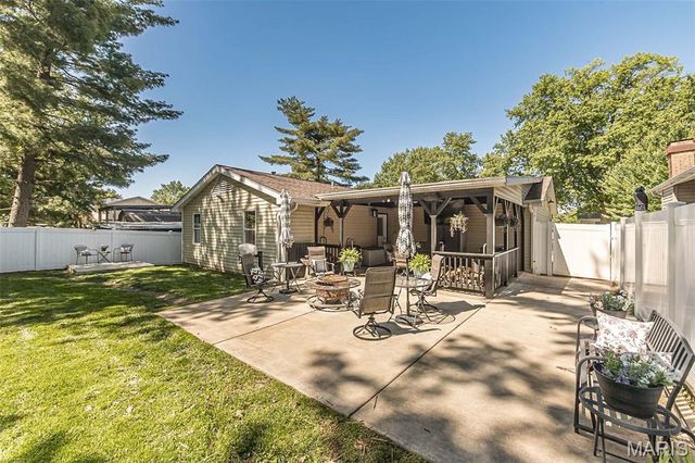 32 Oak Knoll Drive, St Peters, MO 63376