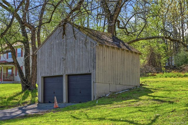 892 Winterton Road, Bloomingburg, NY 12721