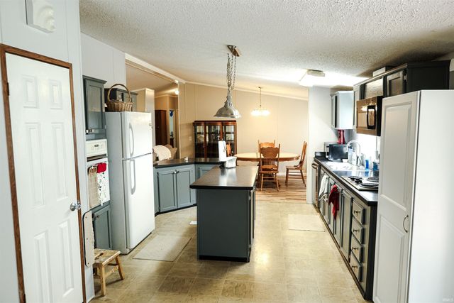2966 N Folsomville Road, Boonville, IN 47601
