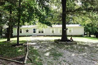 2966 N Folsomville Road, Boonville, IN 47601