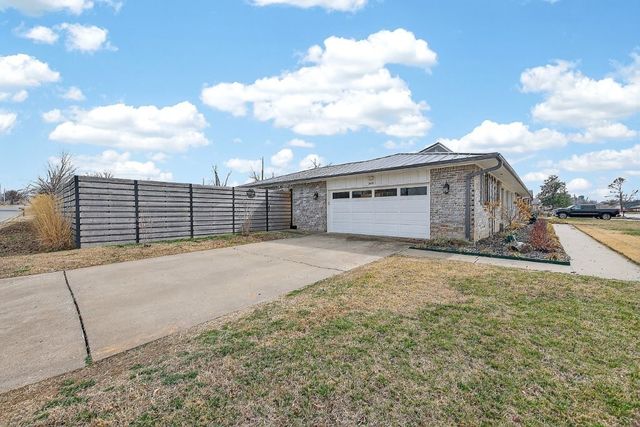 1001 S 19th Street, Rogers, AR 72758