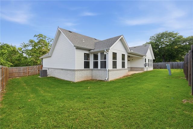 804 E Parks Street, Prairie Grove, AR 72753
