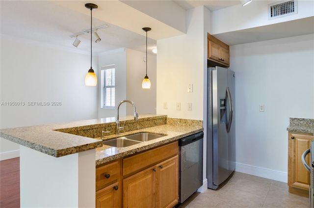 2458 Centergate Dr 202, Miramar, FL 33025