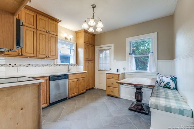 567 Donaldson, San Antonio, TX 78201