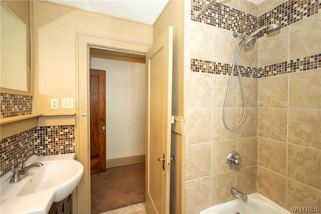 300 Windermere Boulevard, Amherst, NY 14226