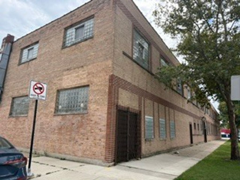 3260 W Grand Avenue, Chicago, IL 60651 — exterior