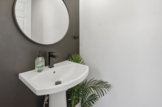 155 Turkey Hill Rd, Rutland, MA 01543