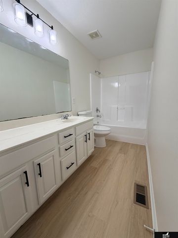 7503 N 107th Avenue, Omaha, NE 68122