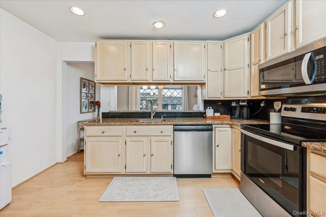 570 Sierra Vista Lane 570, Valley Cottage, NY 10989