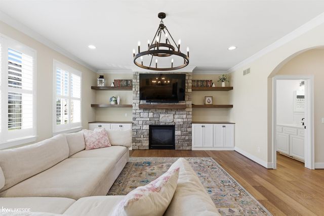 17206 Crittenden Drive, Macomb, MI 48044