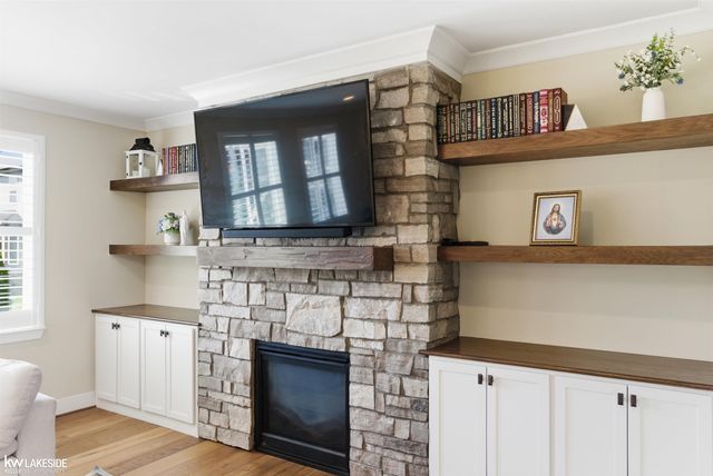 17206 Crittenden Drive, Macomb, MI 48044