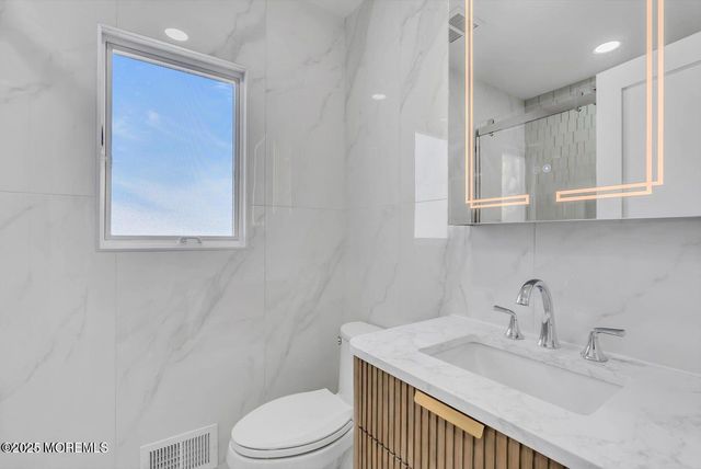 1 Robin Drive, Oakhurst, NJ 07755