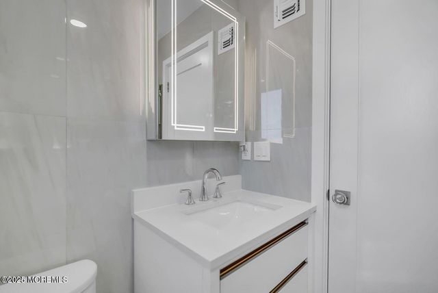 1 Robin Drive, Oakhurst, NJ 07755