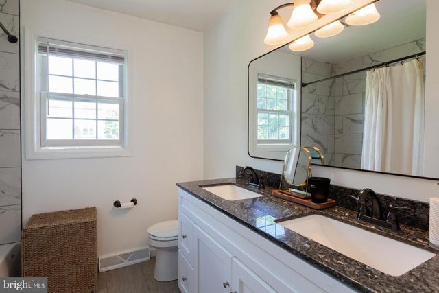 26 APRICOT AVE, Leola, PA 17540