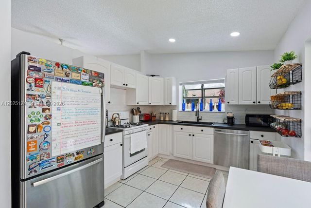 19080 NW 77th Ct, Hialeah, FL 33015