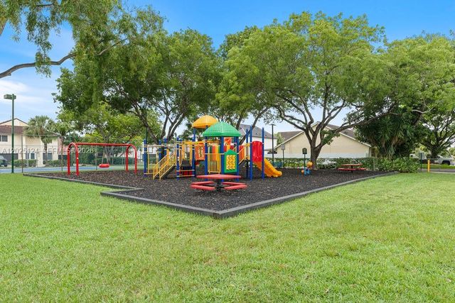 19080 NW 77th Ct, Hialeah, FL 33015