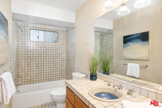 2200 N Poinsettia Avenue, Manhattan Beach, CA 90266