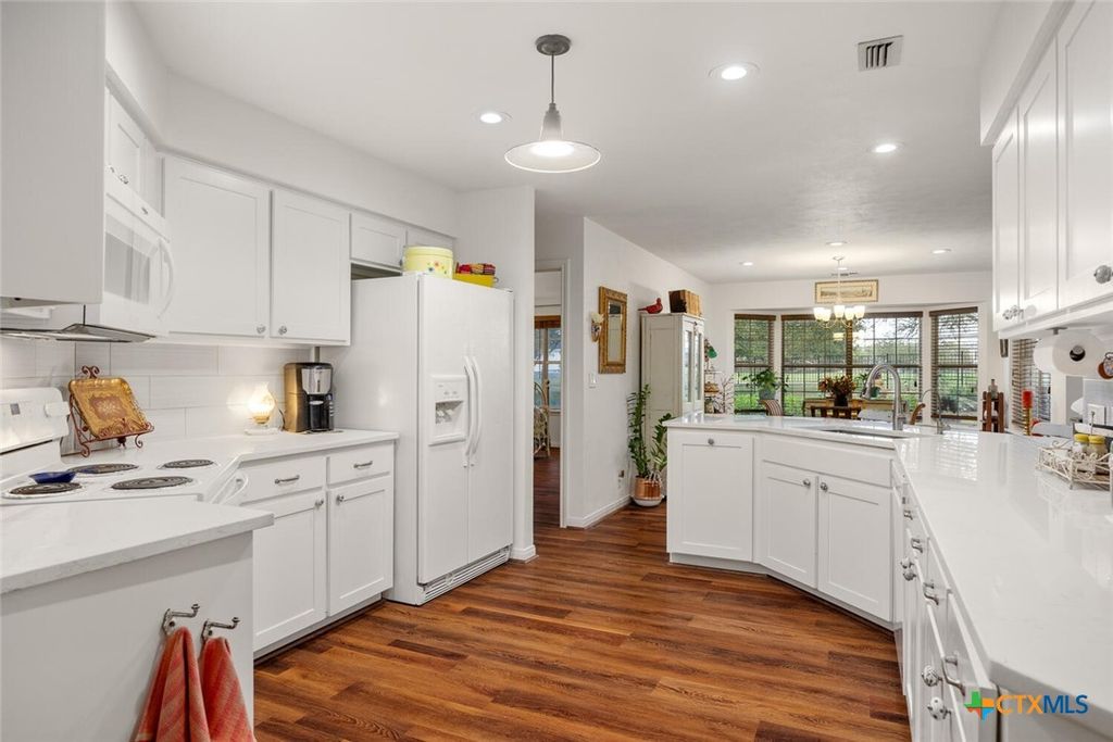 Image 10 of property listing at 15 Palmer Lane, Wimberley, TX 78676