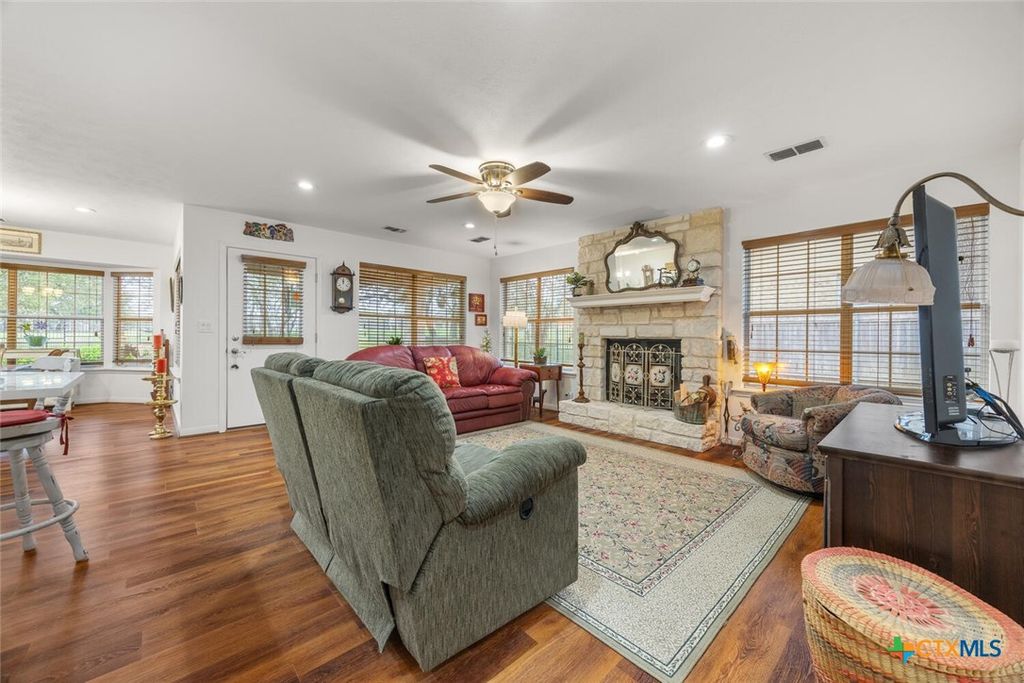 Image 6 of property listing at 15 Palmer Lane, Wimberley, TX 78676