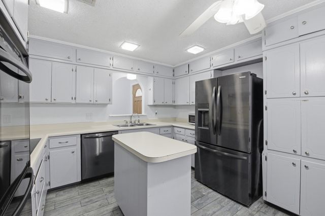1211 Meadowview Drive, Euless, TX 76039