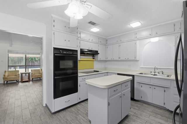 1211 Meadowview Drive, Euless, TX 76039