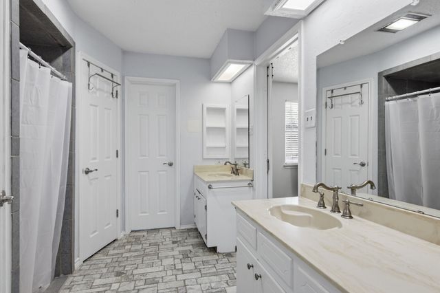 1211 Meadowview Drive, Euless, TX 76039