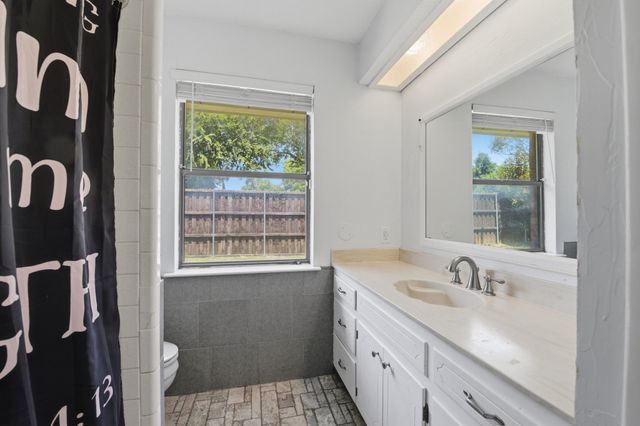 1211 Meadowview Drive, Euless, TX 76039