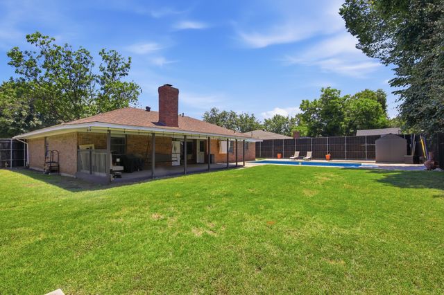 1211 Meadowview Drive, Euless, TX 76039