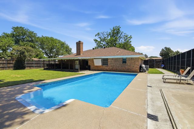 1211 Meadowview Drive, Euless, TX 76039
