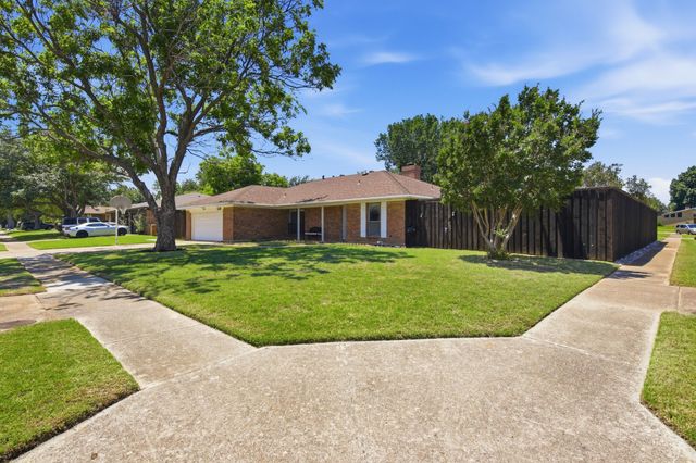 1211 Meadowview Drive, Euless, TX 76039