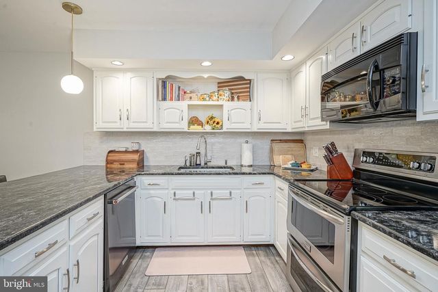 64 FOXWOOD DR, Moorestown, NJ 08057