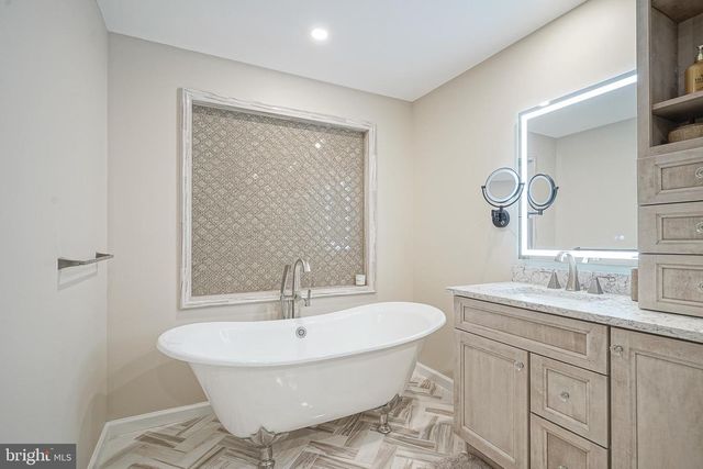 64 FOXWOOD DR, Moorestown, NJ 08057