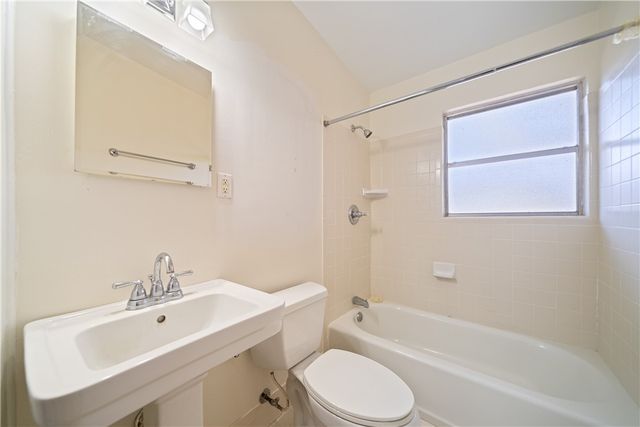 734 Santa Elena Dr, Kingsville, TX 78363