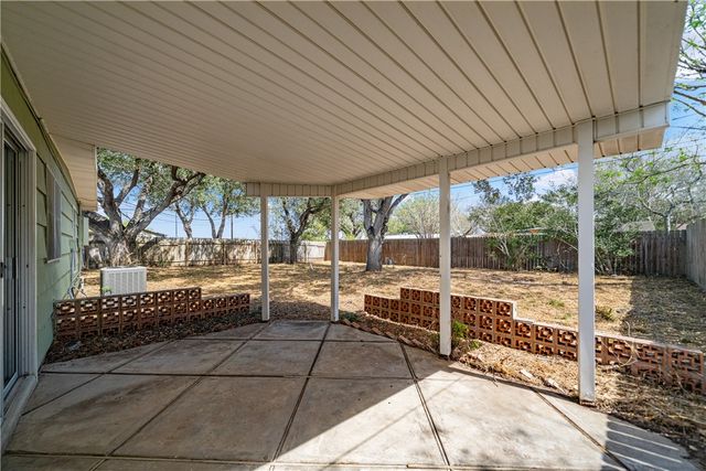 734 Santa Elena Dr, Kingsville, TX 78363